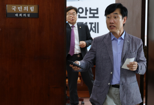 하태경 국민의힘 시민단체 선진화특위 위원장이 30일 국회에서 특위 회의 결과를 설명하고 있다.  [연합뉴스]